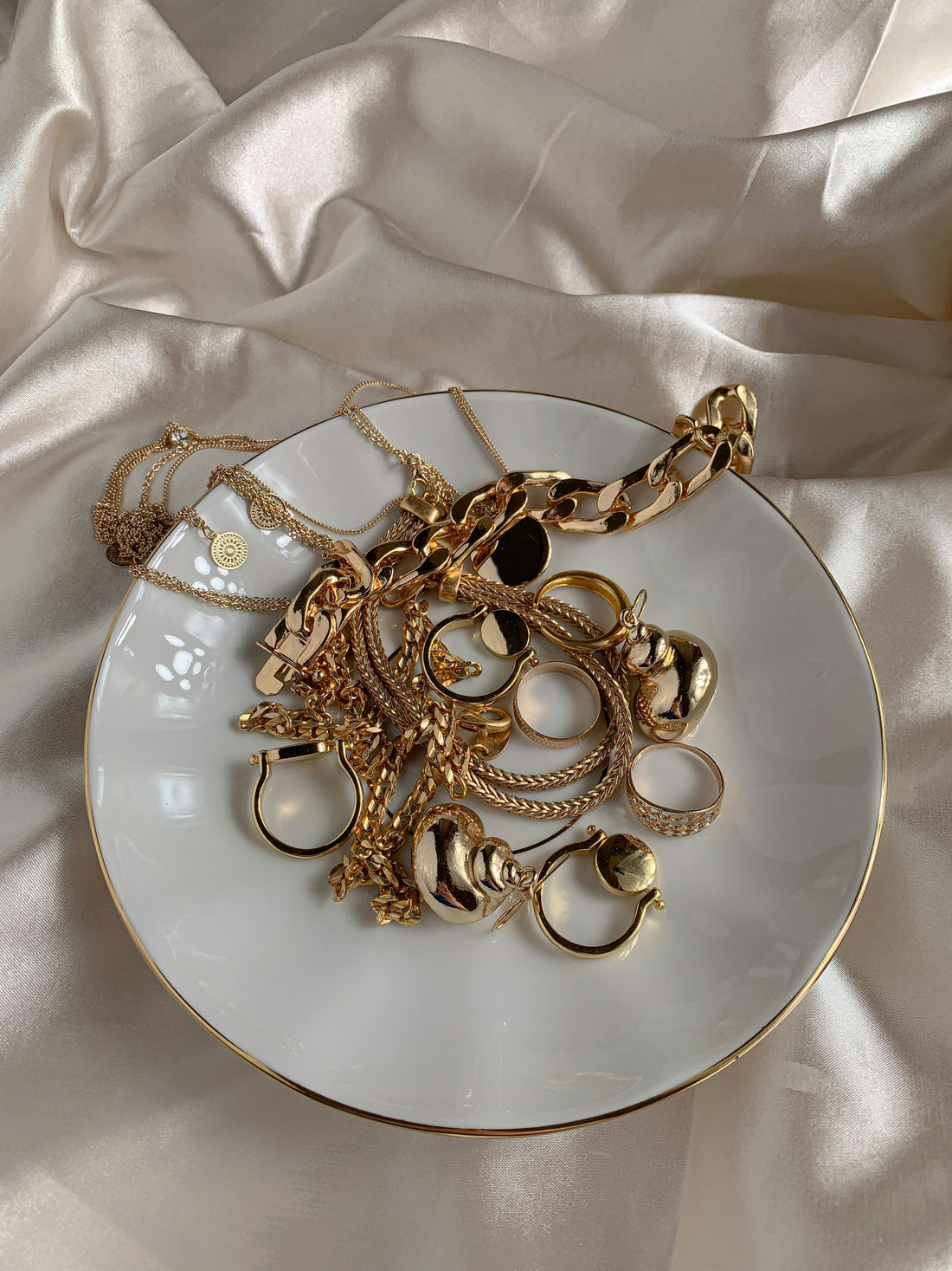 Shine Bright: Discover the Hottest Trends in Gold Jewelry for 2025 📝